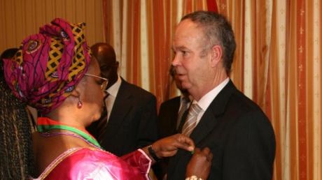 Botschafterin Marie Odile Bonkoungou-Balima heftete dem Genderkinger Josef Keller in Berlin den Verdienstorden von Burkina Faso ans Revers. 