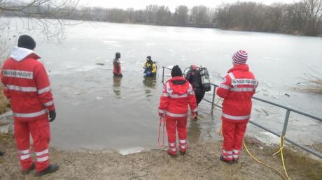 Vier Ortsgruppen der Wasserwacht haben im großen Baggersee des Naherholungsgebiets Riedlingen das Tauchen unter einer Eisschicht trainiert. 
