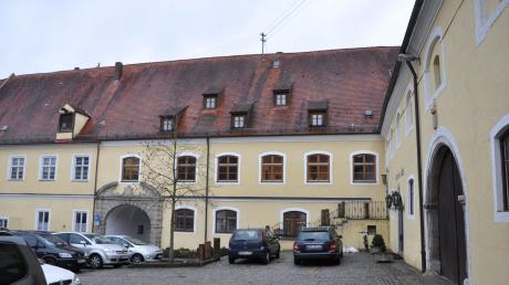 Dieser Komplex in Kaisheim soll näher untersucht werden: (von links) Strauß-Haus (weiße Fenster), Rathaus, Haus des Gastes (im Erdgeschoss), alte Turnhalle (rechts oben) und früherer Bauhof (rechts, Erdgeschoss). 