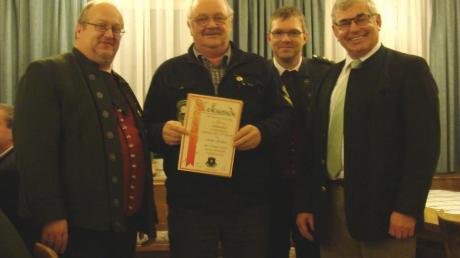 Ehrung für 50-jährige Mitgliedschaft bei den Altschützen: (von links) Vorsitzender Klaus Edler, Arthur Griebsch, Zweiter Vorsitzender Thomas Edler und Bürgermeister Hubert Eberle. 
