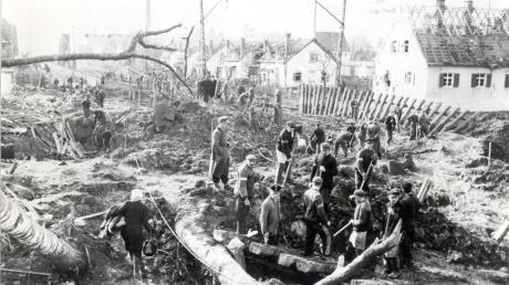 Das Ausmaß der Zerstörung durch den Bombenangriff am 19. März 1945 auf Bäumenheim zeigt dieses Bild. Aufgenommen wurde es im Bereich von Donauwörther Straße und Bahnlinie, etwa auf Höhe der Einmündung der Gartenstraße.