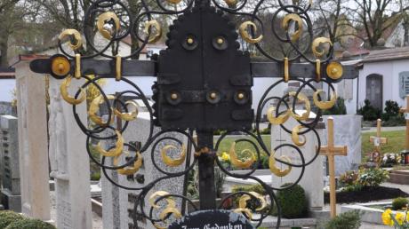 Dieses Gedenkkreuz der Heimatvertriebenen steht auf dem Friedhof in Wemding. Es soll weiter gepflegt werden.  
