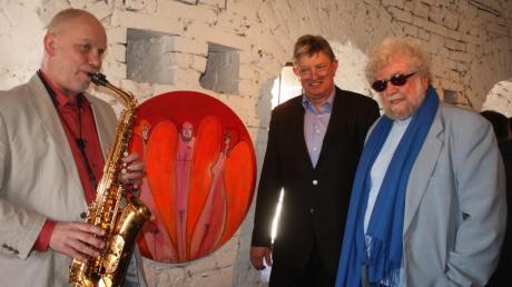 Stimmung im Torturm: (von links) Saxofonist Hartmut Betz, Hartmut Suess und der Künstler Helmut C. Walter. 
