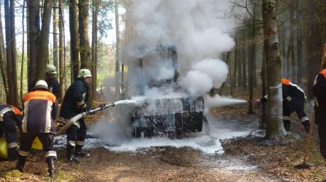 In einem Waldstück nahe Wolferstadt ist ein Radlader ein Raub der Flammen geworden. 