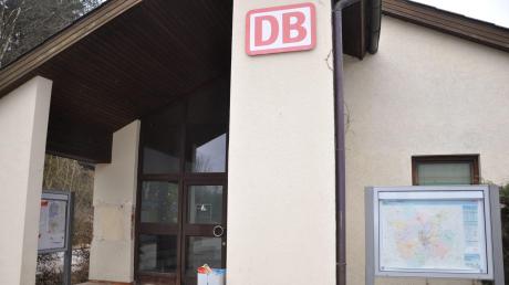 Den Bahnhof Otting/Weilheim benutzen viele Pendler. Die Wartehalle samt WC in dem Gebäude ist seit 2003 verschlossen. Nächstes Jahr soll es wieder eine öffentliche Toilette geben.