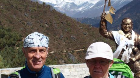 Heinz und Marlene Herre vor dem Hintergrund des Mount Everest. Im vergangenen Jahr sind die Tapfheimer den Mount-Everest-Trek gegangen und haben die Region besucht, die nun vom Erdbeben stark getroffen wurde. 