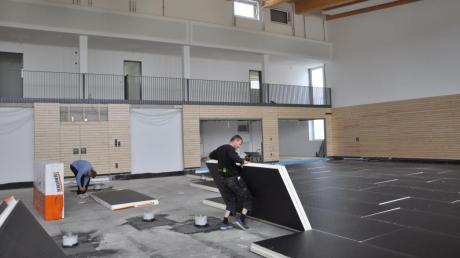 In der neuen Turnhalle in Wolferstadt läuft derzeit der Innenausbau auf vollen Touren.  