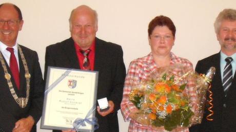 Bürgermeister Roland Dietz (links) und sein Stellvertreter Klaus Bleymayr (rechts) gratulieren Rudolf Schmidt und dessen Ehefrau Gisela.  	