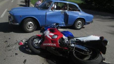 Leichte Verletzungen zog sich der Motorradfahrer bei diesem Unfall nahe Zirgesheim zu. 