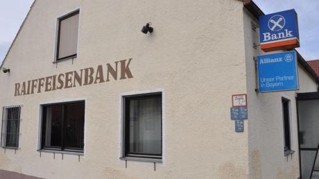 In diesem unscheinbaren und in die Jahre gekommenen Gebäude in Sulzdorf befindet sich eine Filiale der Raiffeisen-Volksbank Donauwörth. Im Juli schließt diese die kleine Zweigstelle.