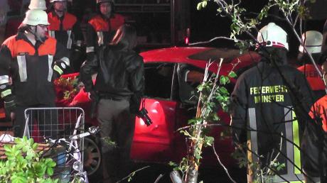 Schwer beschädigt wurde ein Auto, mit dem ein Mann bei  Münster gegen einen Wohncontainer gekracht ist.