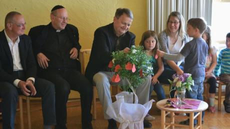Zum Abschied bekam Hubert Keßler (mit Blumenstrauß) von den Kindern in Huisheim ein Geschenk.  	