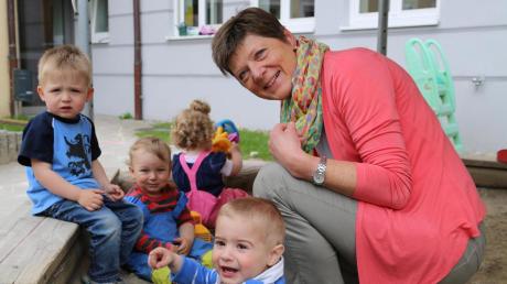 Karin Lechner leitet seit zwölf Jahren das AWO-Kinderhaus in Donauwörth. Ab und zu springt sie auch bei der Kinderbetreuung ein und spielt mit den Kleinen beispielsweise im Sandkasten. 