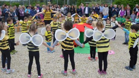 Ein buntes Programm mit Lieder und Tänzen präsentierten die Mädchen und Buben bei der 20-Jahr-Feier des Tapfheimer Kindergartens. 	