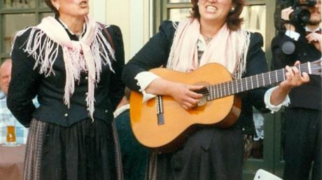 Seit 35 Jahren singen Erna Dirschinger (mit Gitarre) und ihre Mutter Maria Eisenwinter als Buchdorfer Zweigesang zusammen. Das Foto links zeigt sie im Jahre 1986 bei einem Auftritt in Mönchsdeggingen, die rechte Aufnahme entstand beim Jubiläumskonzert in der Donauwörther Heilig-Kreuz-Kirche. 	