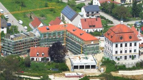 Die Dimension des Hotelbaus in Leitheim erschließt sich am besten aus der Vogelperspektive. Links neben dem Schloss befindet sich das L-förmige Hotel. In dem Bauwerk mit den vier Öffnungen und dem flachen Dach wird der Spa-Bereich eingerichtet. Die Aufnahme entstand Ende Mai.