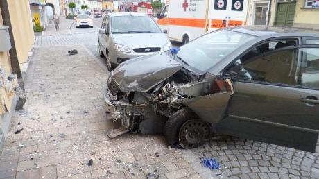 Quer zur Straße blieb eine 62-Jährige nach einem schweren Unfall in Monheim stehen. Zuvor hatte der Wagen einen anderen Pkw geramm.