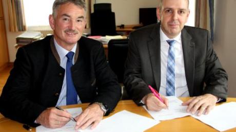 Tapfheims Bürgermeister Karl Malz (links) und Telekom-Vertreter Thilo Kurtz unterzeichneten den Vertrag für schnelles Internet. 	