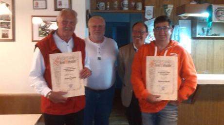 Wilfried Florian (links) und Franz Ost (rechts) sind neue Ehrenmitglieder beim SV Genderkingen. Mit auf dem Bild sind Vorsitzender Manfred Eß (Zweiter von links) und Bürgermeister Roland Dietz. 	