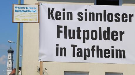 Viele Banner gegen den geplanten Flutpolder sind in Tapfheim zu sehen. Nun hat der dortige Gemeinderat entschieden, gegen das Projekt der Staatsregierung zu klagen.
