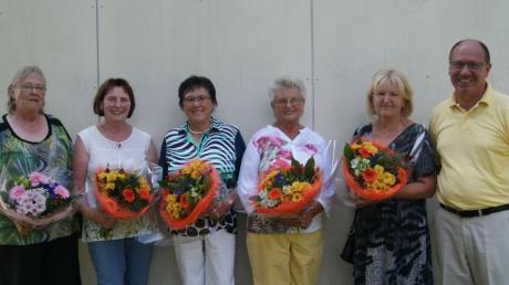 Bürgermeister Roland Dietz dankte den „Müttern“ des Kindergartens Genderkingen: (von links) Brigitte Weigl, Gisela Liedl, Christine Giggenbach, Irmgard Angermeier und Gerlinde Schindele. 	