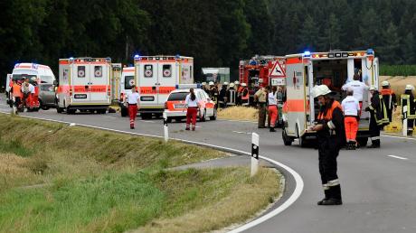 Ein Großaufgebot an Rettungskräften war am Montag an der Unglücksstelle zwischen Münster und Thierhaupten vor Ort.