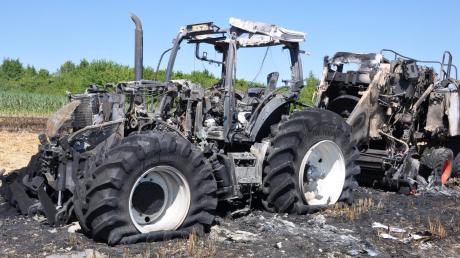 So sehen die Folgen aus: Auf einem Feld nördlich von Fünfstetten ist vor zwei Jahren ein Traktor samt Ballenpresse ausgebrannt. Der Schaden betrug nach ersten Schätzungen rund 250000 Euro. 