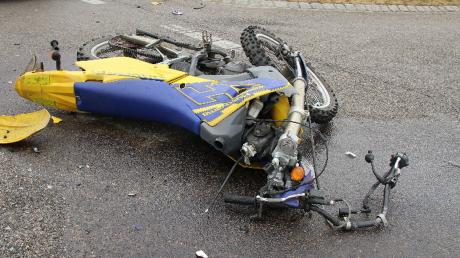Beim Zusammenstoß eines Mopeds mit einem Auto nahe Rain kam ein 17-Jähriger mit leichten Verletzungen davon. Am Zweirad entstand Totalschaden.