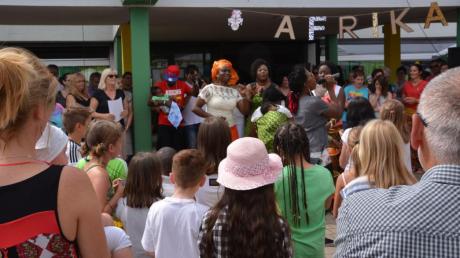 Unter dem Motto „Afrika“ stand das Schulfest der Graf-Heinrich-Schule. Mit ins Programm eingebunden waren auch Asylbewerber, die in Kaisheim wohnen. 	