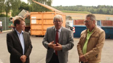 Landrat Stefan Rößle, Bürgermeister Gerhard Vellinger und AWV-Werkleiter Gerhard Wiedemann (von links) freuen sich über den neuen Recyclinghof.  	