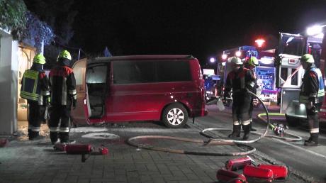 Ein Unbekannter hat offenbar vorsätzlich diesen Kleinbus in Wemding angezündet. Das Feuer griff auch auf die Garage und ein Auto über, das darin stand.