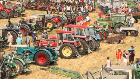 Auf dem „Stopelfeld“ in Reih und Glied positioniert: Mehr als 150 Traktoren der verschiedenen Zeitepochen waren gestern in Mertingen zu sehen.