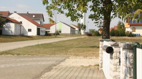 Soll ausgebaut werden: die Straße „Am Sand“ in Buchdorf. Die Anlieger werden nun wohl mehr zahlen müssen als dies die Mehrheit des Gemeinderates wollte. 