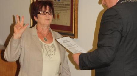 Elisabeth Braun wurde von Bürgermeister Martin Scharr als neue Gemeinderätin vereidigt. 	