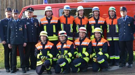 Erstmals haben Frauen an einer Leistungsprüfung der Feuerwehr Heidmersbrunn teilgenommen. Das Foto zeigt die Absolventen und die Offiziellen. 	