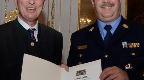 Für seine Verdienste um die Feuerwehren wurde Kreisbrandinspektor Heinz Mayr aus Buchdorf von Regierungspräsident Karl Michael Scheufele mit dem Steckkreuz ausgezeichnet. 	