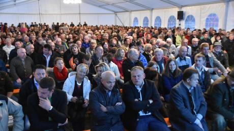 Rund 700 Besucher kamen am Donnerstagabend zur Asyl- Info-Veranstaltung der Gemeinde Mertingen in ein Zelt, das eigens dafür aufgestellt worden war.