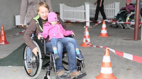 Vorsichtig schlängelte sich Lothar Hanke mit Tochter Emma auf dem Schoß im Rollstuhl-Parcours um die Hindernisse. 