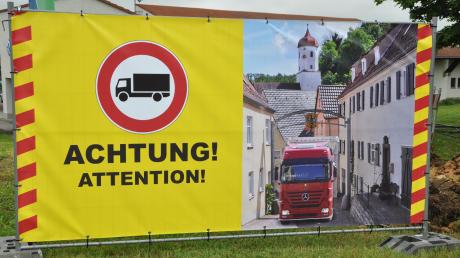 Auch dieses Transparent hat einen Lkw-Fahrer in Harburg nicht  stoppen können.