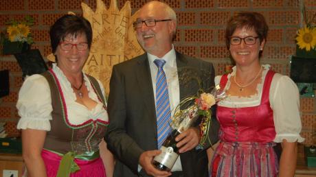 Freuten sich über das gelungene Vereinsjubiläum: (von links)Zweiter Vorsitzende Paula Glaß, Kreisverbandsvorsitzender Karl-Heinz Bruckmoser und Vorsitzende Gisela Mayinger. 	