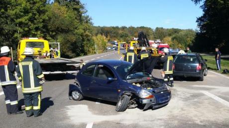 Mehrere Fahrzeuge waren in einen Unfall verwickelt, der sich am Freitagnachmittag auf der B2 bei Kaisheim ereignet hat. 	