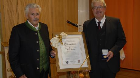 Georg Vellinger (rechts) ist seit 25 Jahren Bürgermeister in Buchdorf. Dafür bekam er nun die Bürgermedaille der Gemeinde verliehen. Das Bild zeigt ihn mit dem Laudator, Zweiter Bürgermeister Anton Burkhard.  	