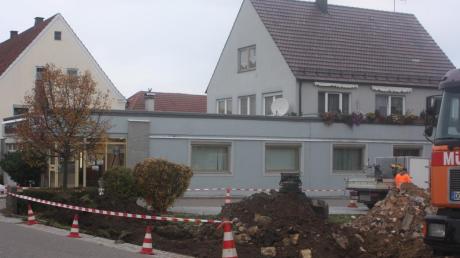 Das neue Buchdorfer Dorfzentrum soll beim Raiffeisen-Areal entstehen. Dort sind derzeit Bauarbeiten im Gang. Der Grund: In einem leer stehenden Gebäude wird für eine Ärztin eine Praxis eingerichtet. 	