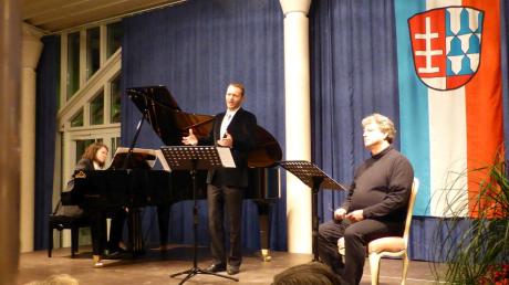 Bariton Manuel Kundinger (Mitte) begeisterte mit seinen Begleitern Stéphane Bölingen (links) und Stefan Wiefel bei einem Konzert in Mertingen.  	