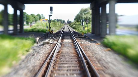 Ein unbekannter junger Mann ist am Dienstagnachmittag auf dem Trittbrett einer Regionalbahn von Ingolstadt nach Baar-Ebenhausen gefahren, berichtet die Bundespolizei.