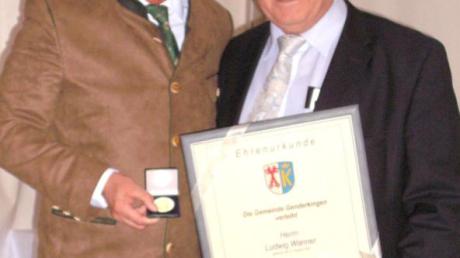 Ludwig Wanner (rechts) bekam für seine Verdienste die Bürgermedaille von Bürgermeister Roland Dietz (links) verliehen.  	