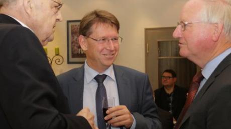 Der langjährige Chefredakteur des Bayernkuriers, Wilfried Scharnagl (links), begrüßt Landrat Stefan Rößle (Mitte), der wie Scharnagl aus Oberndorf stammt, und das ehemalige Landtagsmitglied Helmut Guckert.
