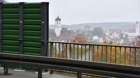 Die Lärmschutzwand, die momentan mitten auf der Brücke in Harburg endet, wird in Richtung Donauwörth verlängert.  	