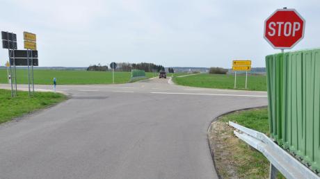 Die Kreuzung der Staatsstraße Monheim – Wemding mit der Ortsverbindungsstraße Fünfstetten – Otting nahe Heidmersbrunn hat sich zu einem Unfallschwerpunkt entwickelt. Dieser soll nun entschärft werden. 