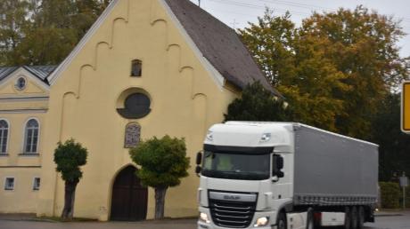 Jedes Mal, wenn ein Lastwagen direkt an der Friedhofskirche vorbeifährt, vibriert das historische Bauwerk.